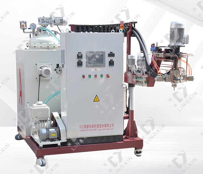 聚氨酯旋轉(zhuǎn)澆注機(jī)