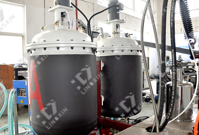 聚氨酯發(fā)泡機(jī) 聚氨酯發(fā)泡機(jī)